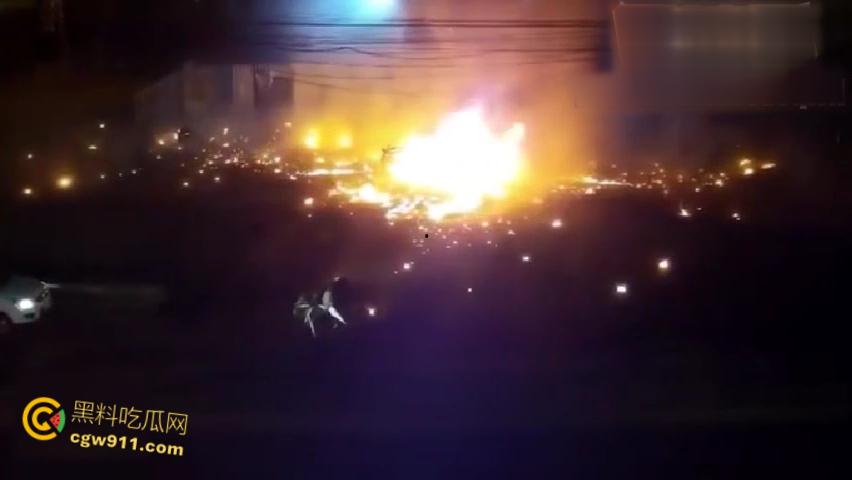 厄瓜多尔瓜亚基尔监狱,外主干道汽车炸弹袭击,逃窜男子撞墙引爆火球冲天,围墙摧毁碎片四溅 ! 第7张 厄瓜多尔瓜亚基尔监狱,外主干道汽车炸弹袭击,逃窜男子撞墙引爆火球冲天,围墙摧毁碎片四溅 ! 第7张