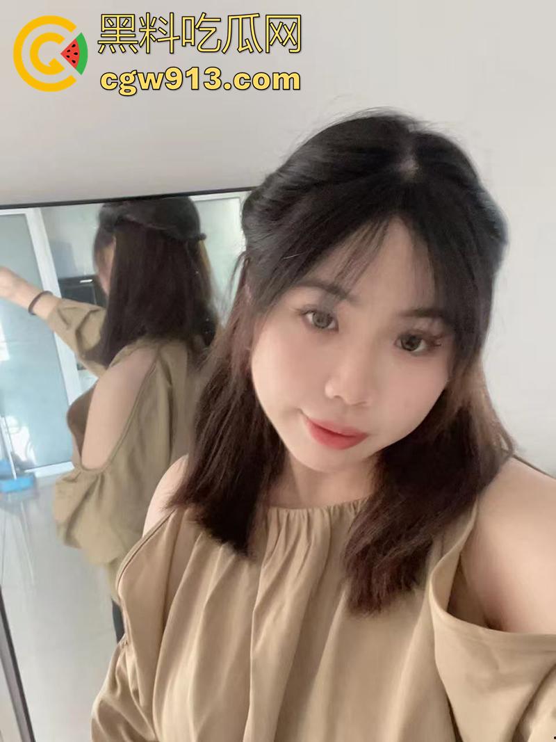 奶大就是硬道理，四川达州的骚货【王锦秀】，背着男友视频露出大奶给金主看，这奶子做爱时绝对能晃起飞了！  第2张