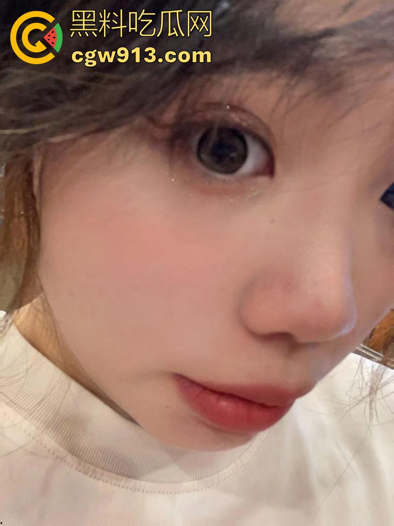 奶大就是硬道理，四川达州的骚货【王锦秀】，背着男友视频露出大奶给金主看，这奶子做爱时绝对能晃起飞了！  第3张