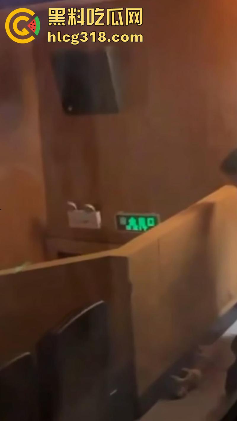 电影院假期工情侣打工，发现女友竟偷情主管，趁影厅没人激情后入，拍下证据在学校曝光！  第1张