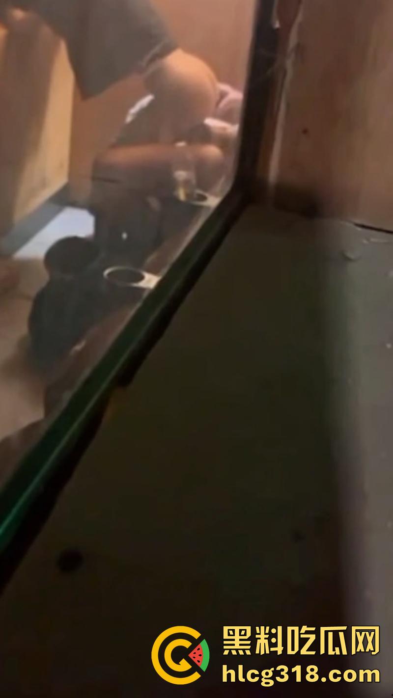 电影院假期工情侣打工，发现女友竟偷情主管，趁影厅没人激情后入，拍下证据在学校曝光！  第4张