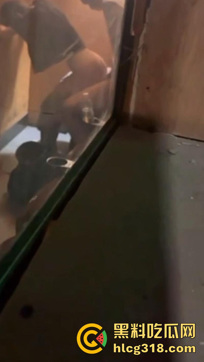 电影院假期工情侣打工，发现女友竟偷情主管，趁影厅没人激情后入，拍下证据在学校曝光！  第5张