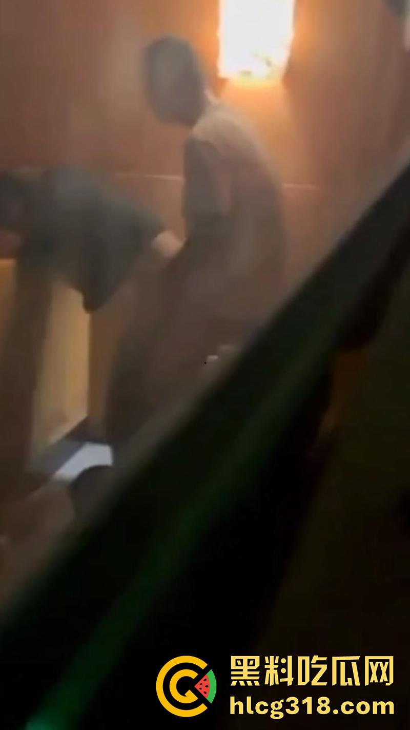 电影院假期工情侣打工，发现女友竟偷情主管，趁影厅没人激情后入，拍下证据在学校曝光！  第6张