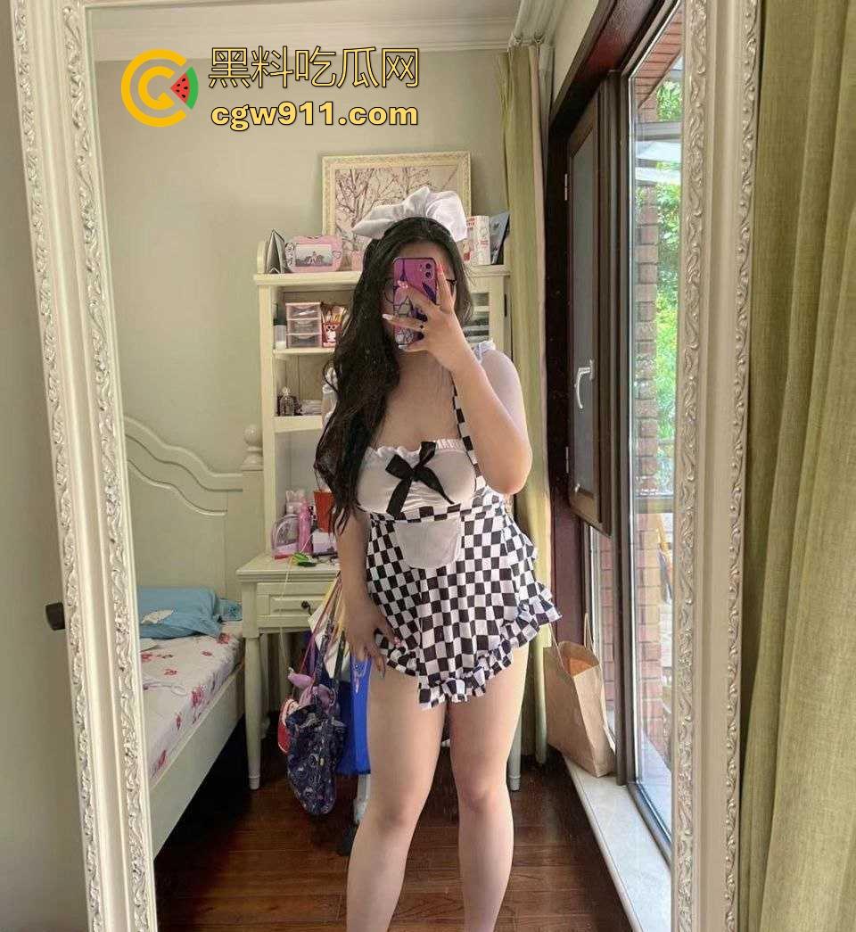 重庆微胖女大学生【梨文静】网调约炮视频曝光，超嫩奶子带乳钉宿舍自拍，跪在地上吃鸡极品母狗求操！  第2张