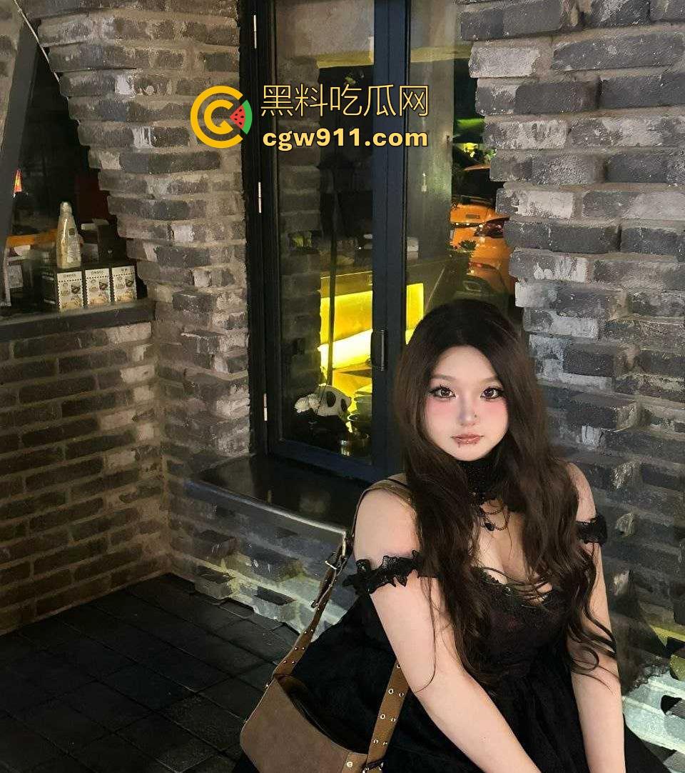 重庆微胖女大学生【梨文静】网调约炮视频曝光，超嫩奶子带乳钉宿舍自拍，跪在地上吃鸡极品母狗求操！  第3张