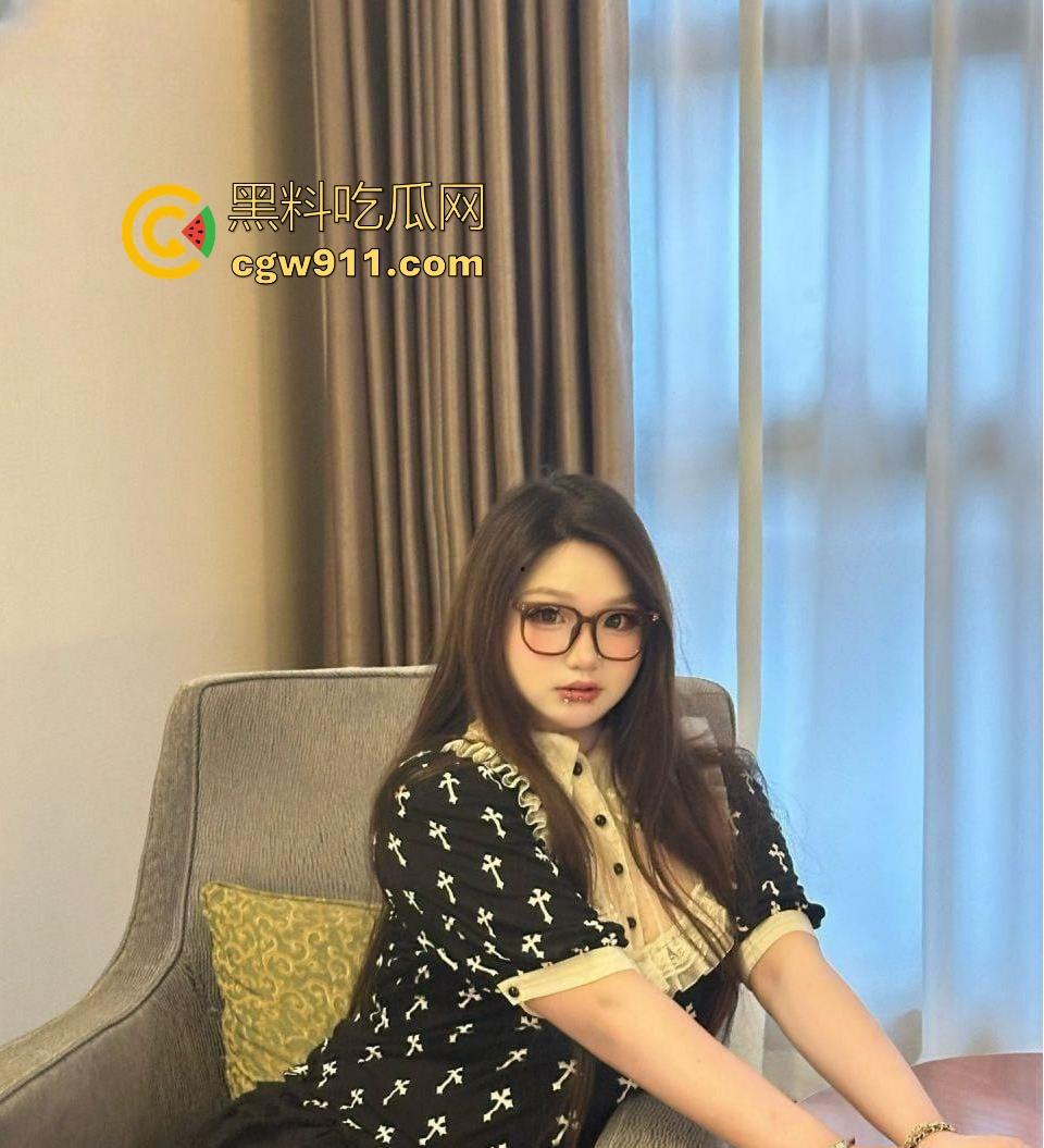 重庆微胖女大学生【梨文静】网调约炮视频曝光，超嫩奶子带乳钉宿舍自拍，跪在地上吃鸡极品母狗求操！  第6张