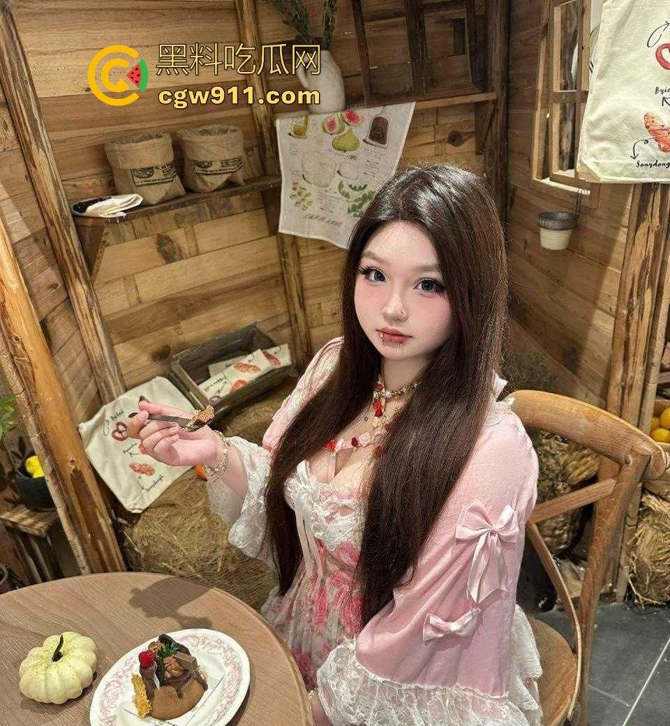 重庆微胖女大学生【梨文静】网调约炮视频曝光，超嫩奶子带乳钉宿舍自拍，跪在地上吃鸡极品母狗求操！  第7张