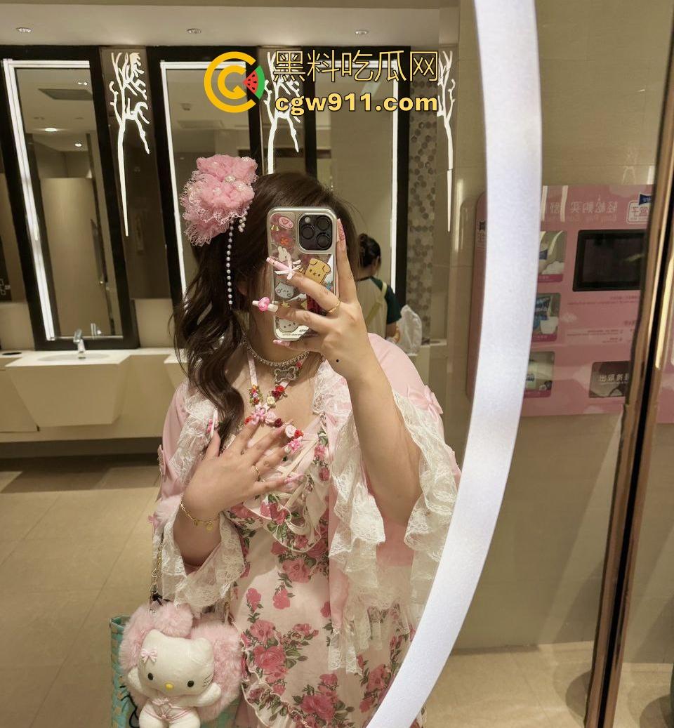 重庆微胖女大学生【梨文静】网调约炮视频曝光，超嫩奶子带乳钉宿舍自拍，跪在地上吃鸡极品母狗求操！  第9张