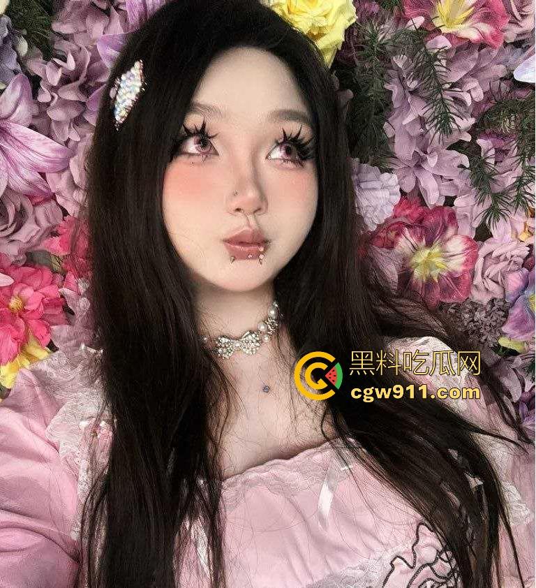 重庆微胖女大学生【梨文静】网调约炮视频曝光，超嫩奶子带乳钉宿舍自拍，跪在地上吃鸡极品母狗求操！  第10张