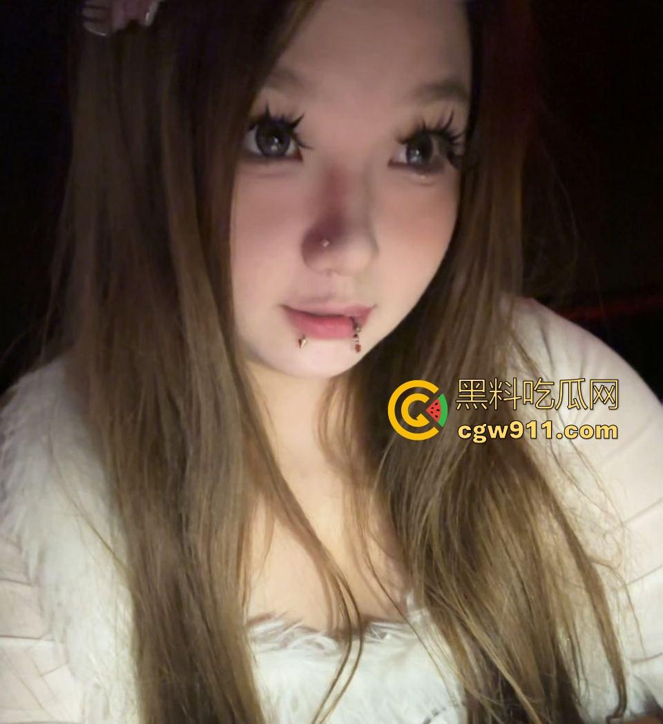 重庆微胖女大学生【梨文静】网调约炮视频曝光，超嫩奶子带乳钉宿舍自拍，跪在地上吃鸡极品母狗求操！  第11张