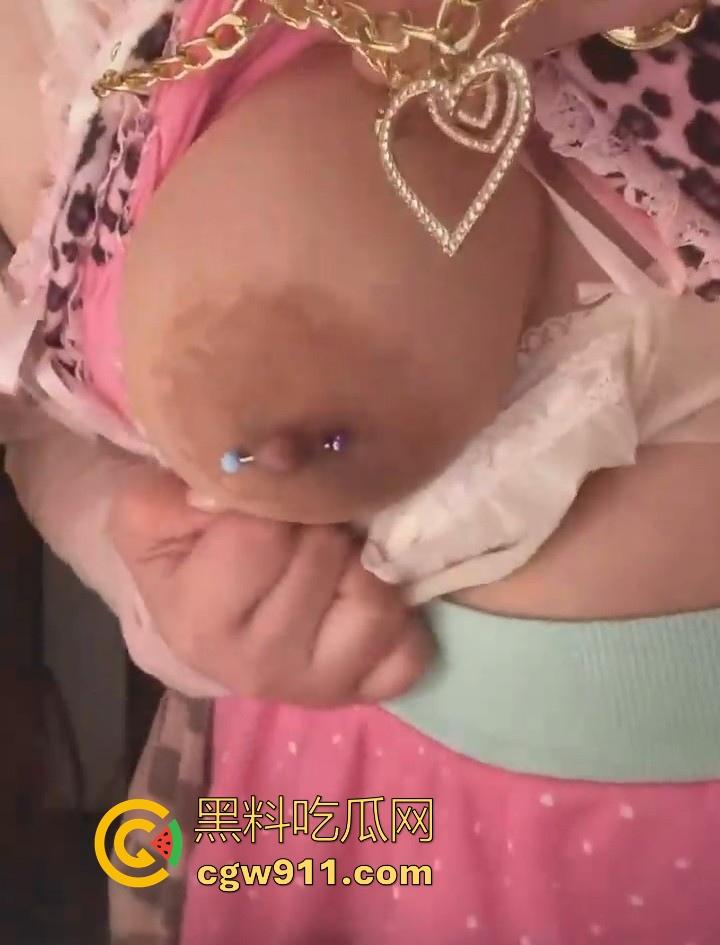 重庆微胖女大学生【梨文静】网调约炮视频曝光，超嫩奶子带乳钉宿舍自拍，跪在地上吃鸡极品母狗求操！  第12张