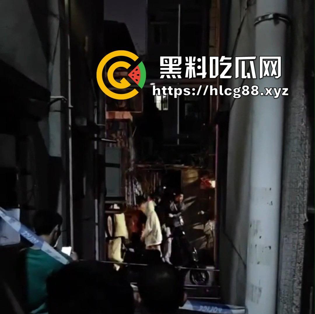 深圳龙岗东三村嫖客排队操嫩逼名鸡，扫街大神偷拍炸场，帽子叔叔硬着来抓！  第10张