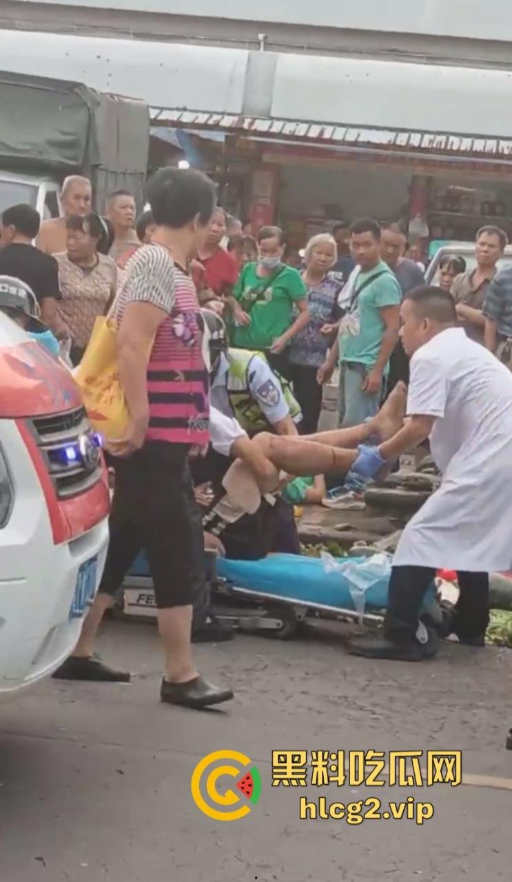 广东中山港口镇 送菜小货车操作失误致地摊事故 现场一片狼藉！  第9张