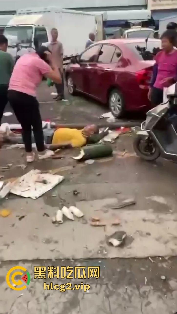 广东中山港口镇 送菜小货车操作失误致地摊事故 现场一片狼藉！  第10张