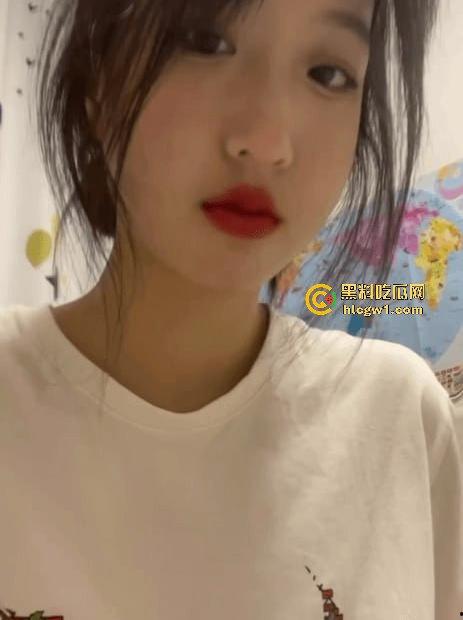 西安外事学院猛料！女大学生『范雯』上课开摄像头直播啪啪，爱操B不爱上课，视频被全班录疯传！  第1张