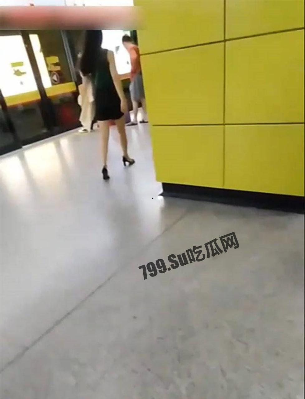 户外顶臀 强制顶射摸臀 当着男友的面 顶射气质美女！  第2张