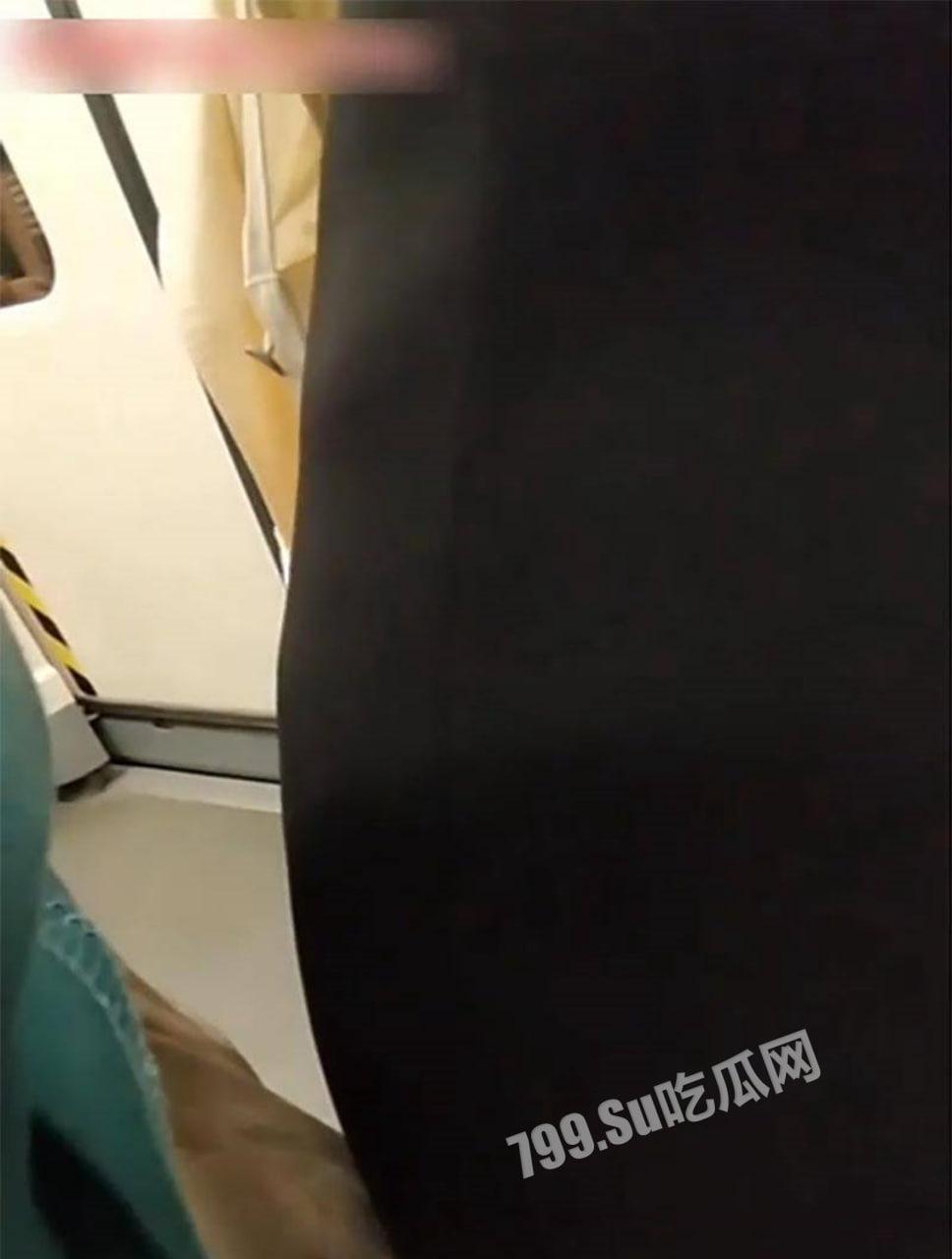 户外顶臀 强制顶射摸臀 当着男友的面 顶射气质美女！  第7张