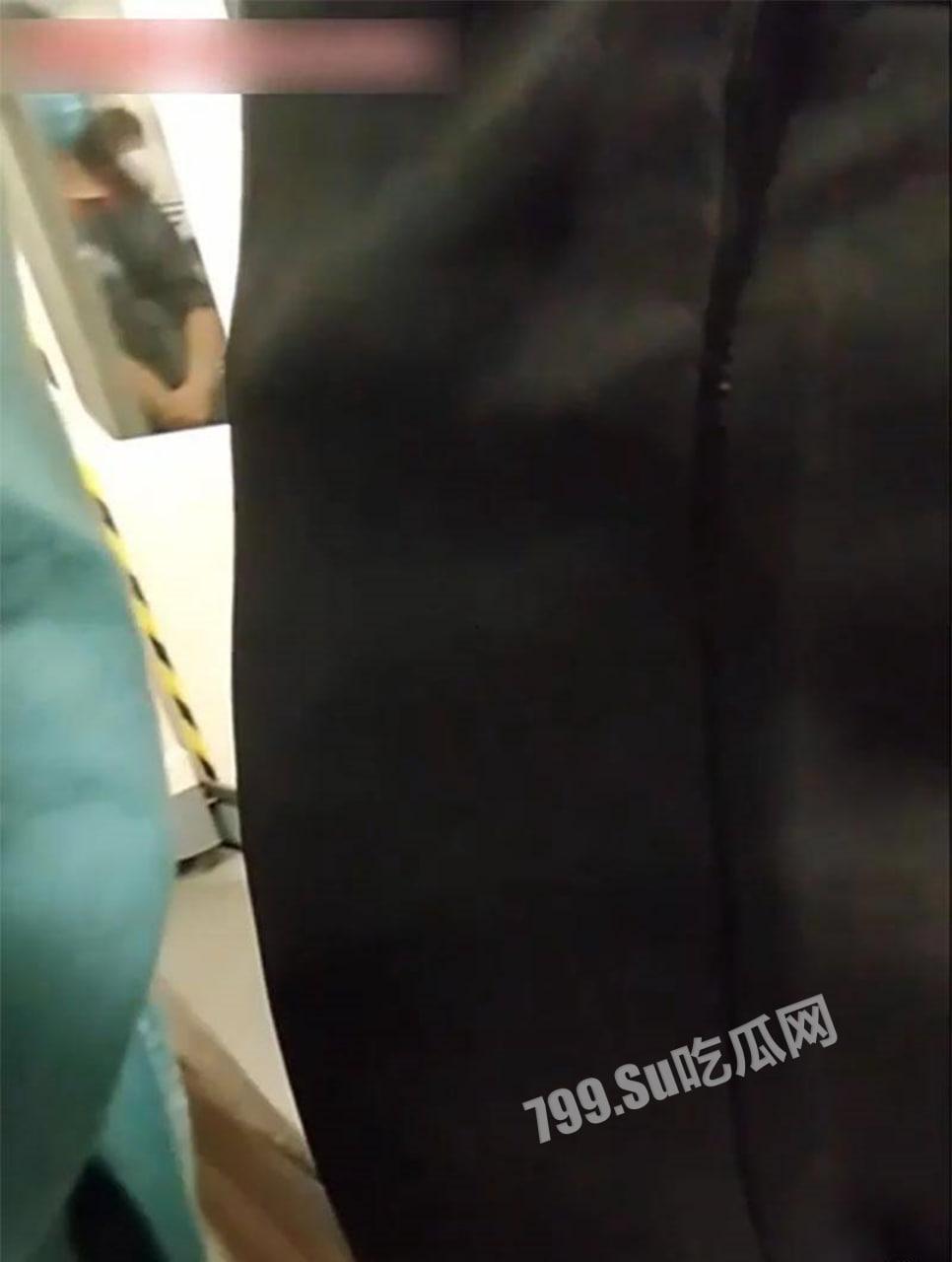 户外顶臀 强制顶射摸臀 当着男友的面 顶射气质美女！  第8张