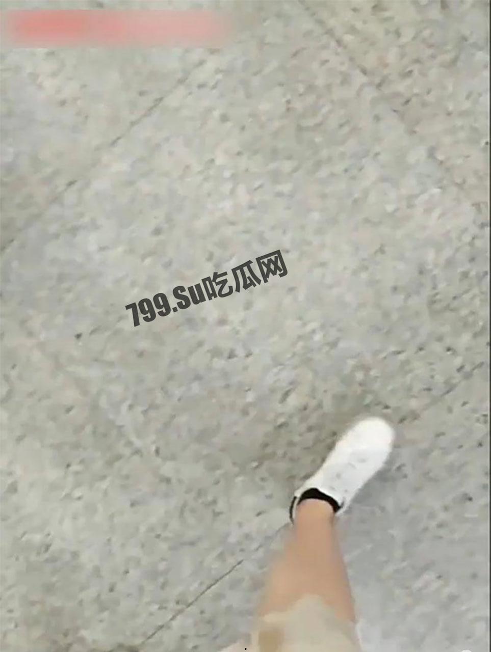 户外顶臀 强制顶射摸臀 当着男友的面 顶射气质美女！  第9张