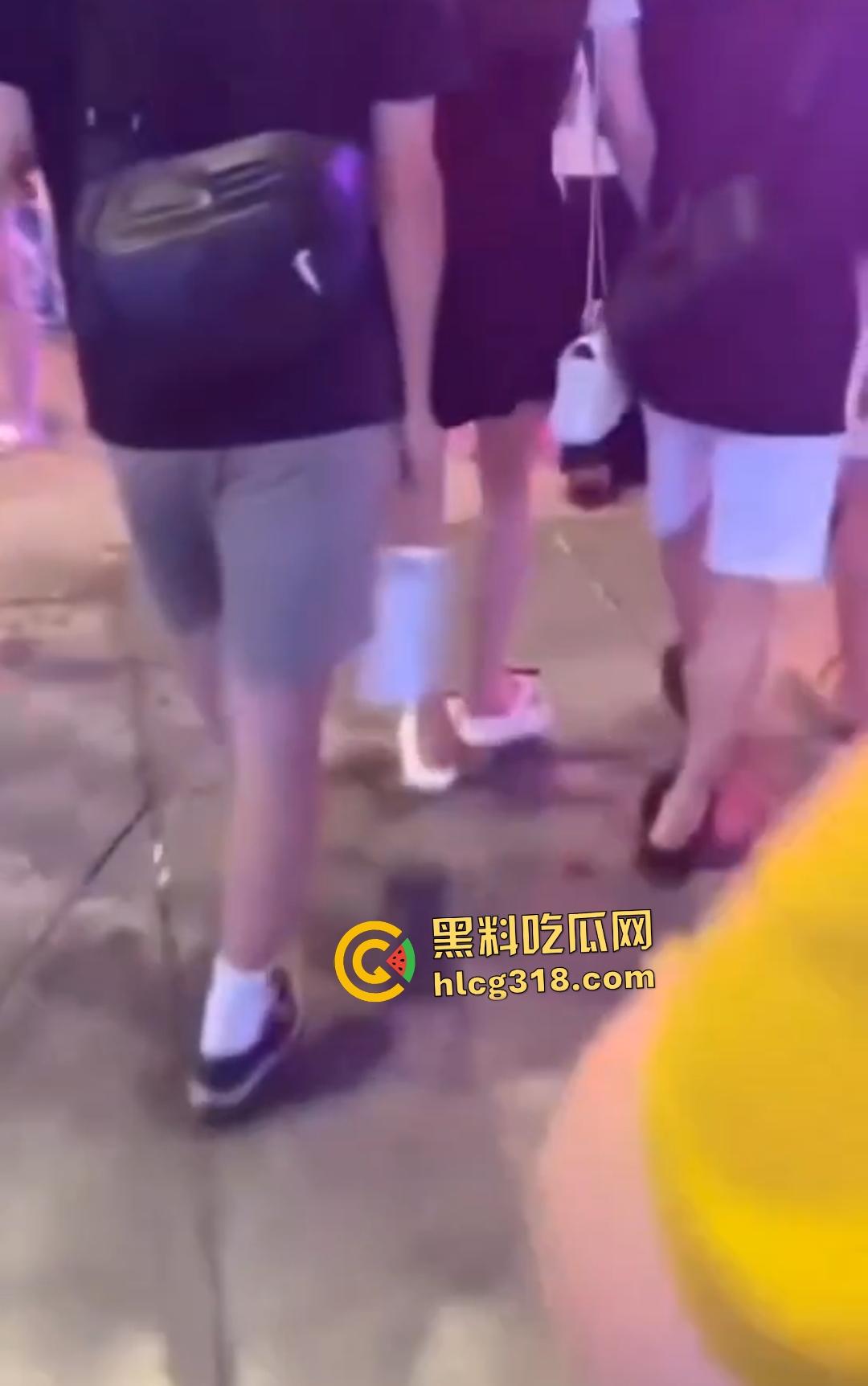 男子街头戴口罩偷拍裙底翻车被抓现行！想逃跑遭小伙群围裸缴，还露出真面目！  第1张