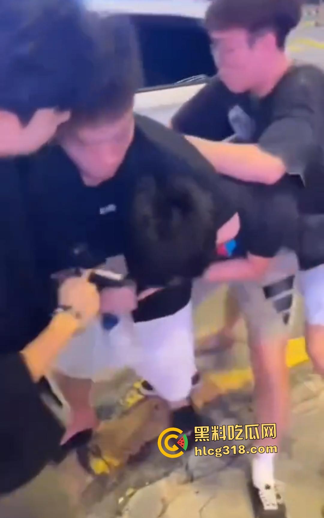 男子街头戴口罩偷拍裙底翻车被抓现行！想逃跑遭小伙群围裸缴，还露出真面目！  第3张