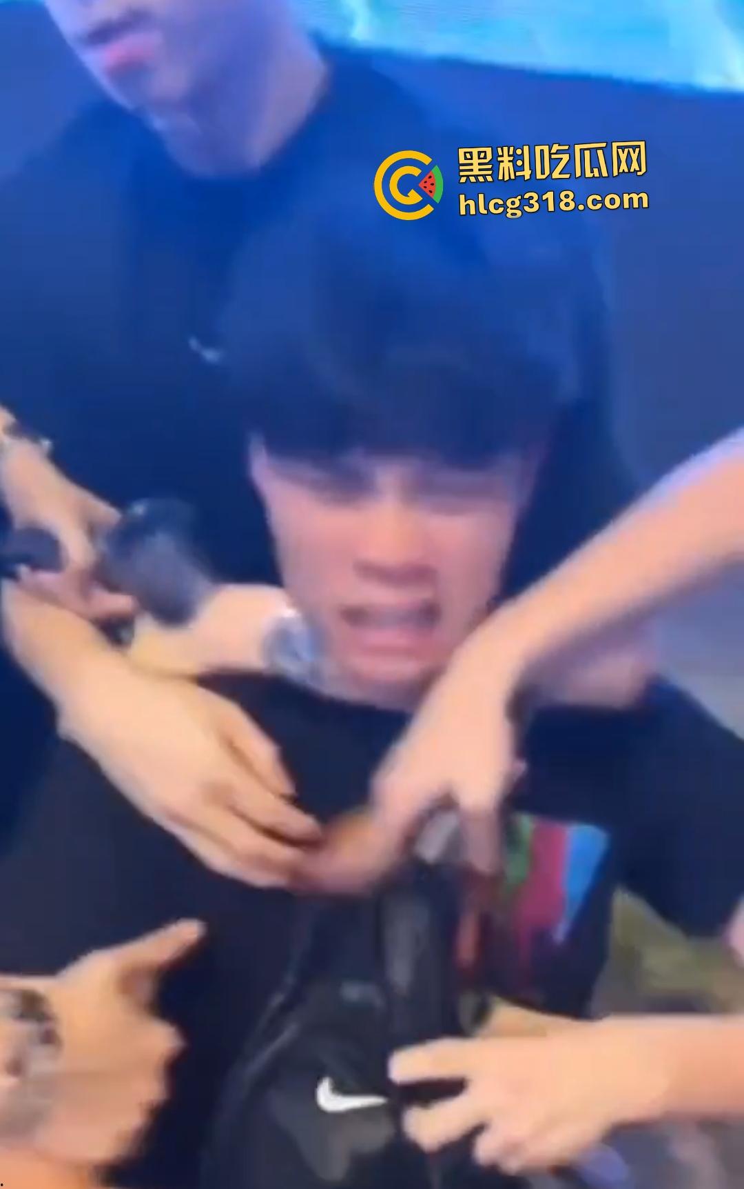 男子街头戴口罩偷拍裙底翻车被抓现行！想逃跑遭小伙群围裸缴，还露出真面目！  第6张