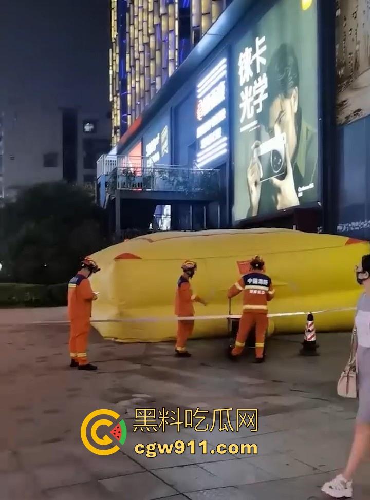 国庆假期长沙五一广场惊现男子跳楼！坐在边沿楼顶，准备一跃而下，楼下无数人围观，现场目击视频流出！  第2张