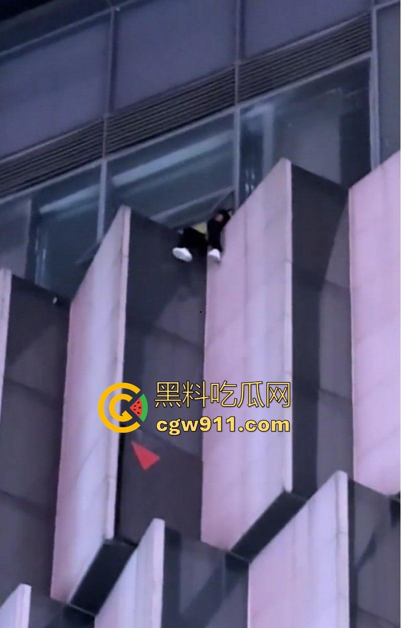 国庆假期长沙五一广场惊现男子跳楼！坐在边沿楼顶，准备一跃而下，楼下无数人围观，现场目击视频流出！  第3张