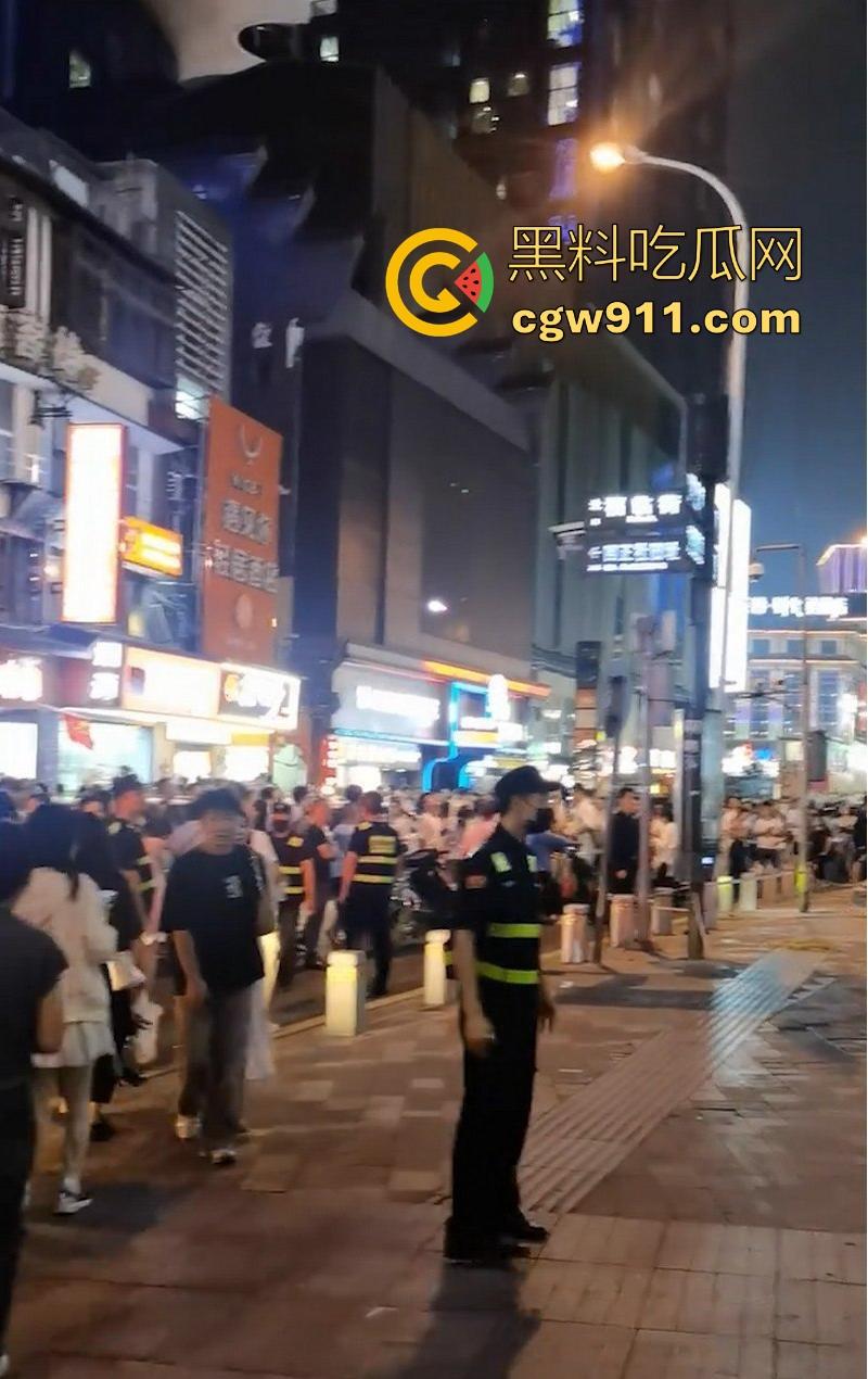 国庆假期长沙五一广场惊现男子跳楼！坐在边沿楼顶，准备一跃而下，楼下无数人围观，现场目击视频流出！  第8张