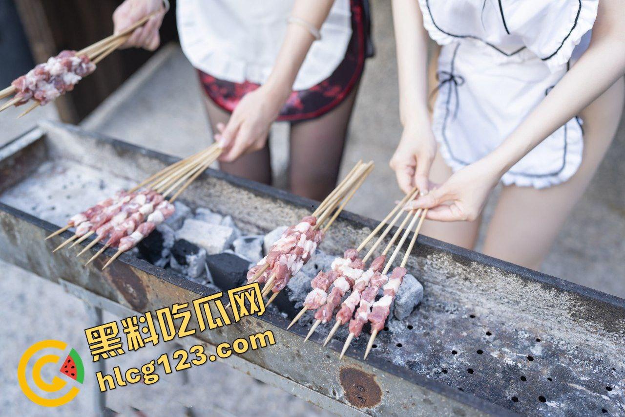 秀人网模特姐妹花私拍大尺度！厨娘变身3P战神，撸串撸到摄影师身上！  第13张