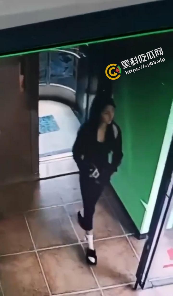 河南驻马店 不文明行为！女子在电梯内排泄 无视监视器淡定离开  第6张