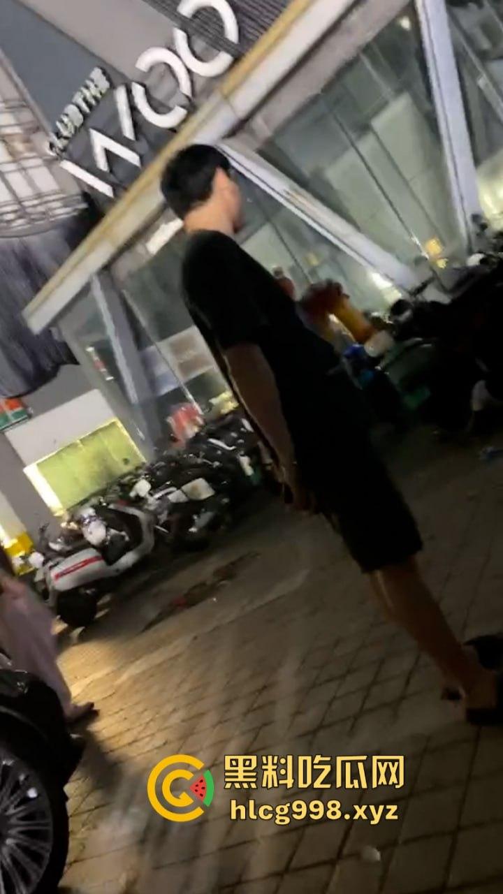 海南订台小哥侯小黑当街被杀视频曝光 平台账号被销 消息封锁 这是得罪啥人了么？  第2张