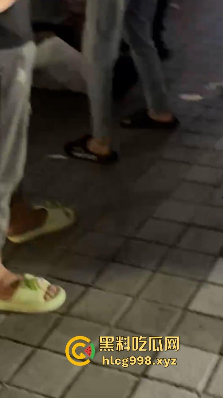 海南订台小哥侯小黑当街被杀视频曝光 平台账号被销 消息封锁 这是得罪啥人了么？  第3张