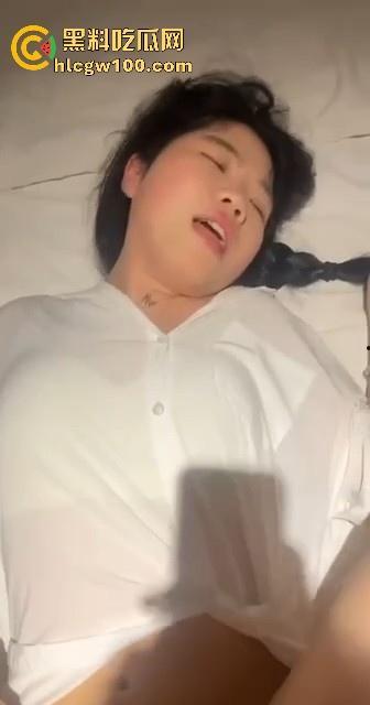 小编推荐!广州大学极品反差少女【吴微】自慰诱惑线下约啪,清纯脸配骚浪身子,真他妈是反差婊中的极品。 第18张 小编推荐!广州大学极品反差少女【吴微】自慰诱惑线下约啪,清纯脸配骚浪身子,真他妈是反差婊中的极品。 第18张