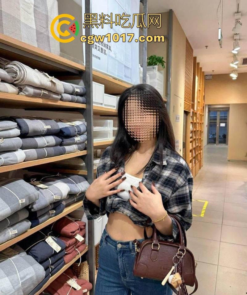 海角乱伦！夜闯堂姐闺房，强脱健身瑜伽裤，肛塞插入堂姐屁眼，让堂姐跪舔鸡巴，无套猛操，操的直叫爸爸！  第1张