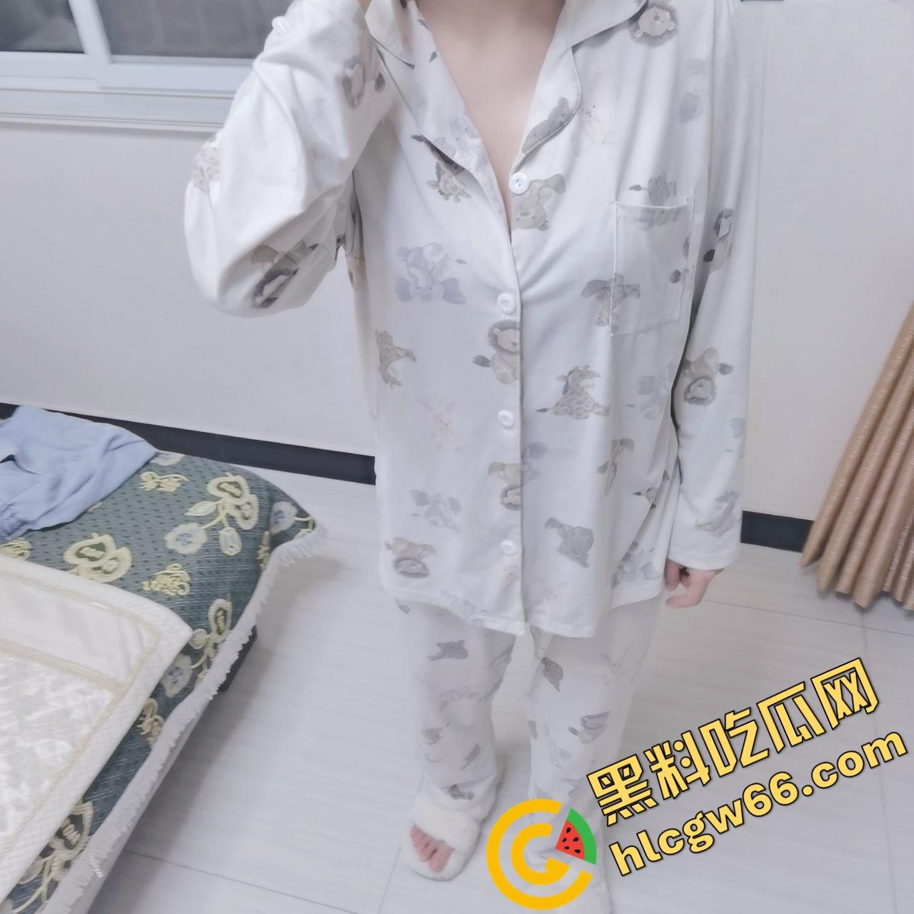 同父异母18岁妹妹让我拿下一血，小狗打架她看热闹，我偷拍奶子意淫操翻她！  第3张