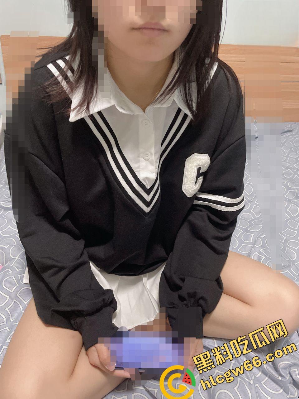 同父异母18岁妹妹让我拿下一血，小狗打架她看热闹，我偷拍奶子意淫操翻她！  第9张