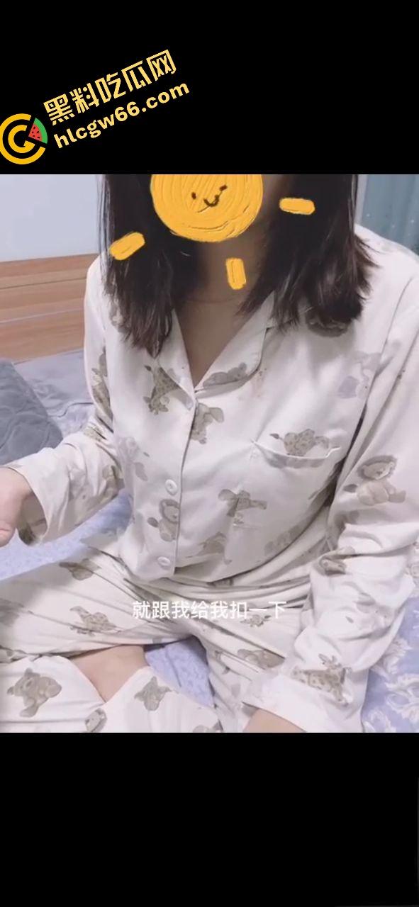 同父异母18岁妹妹让我拿下一血，小狗打架她看热闹，我偷拍奶子意淫操翻她！  第10张