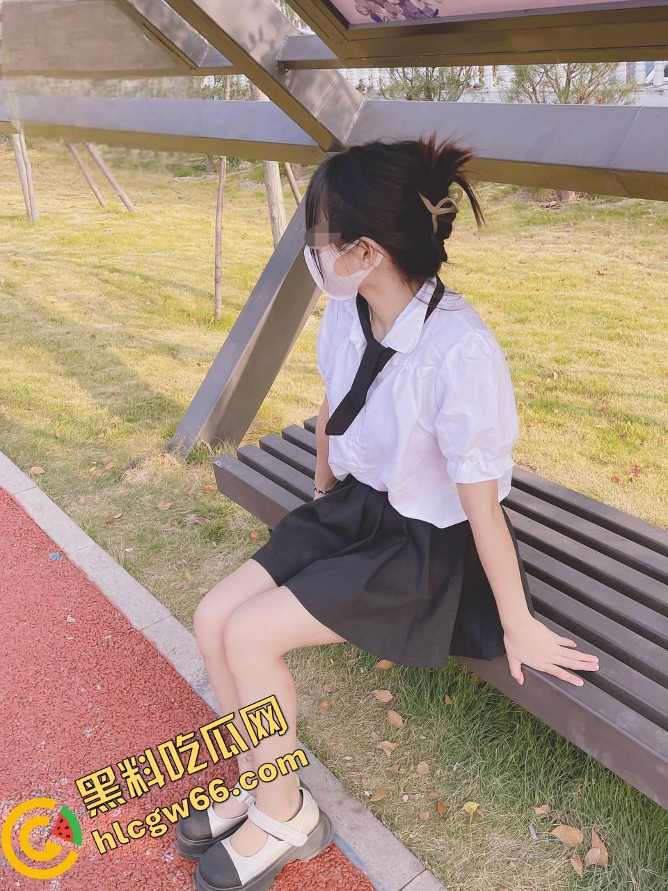 同父异母18岁妹妹让我拿下一血，小狗打架她看热闹，我偷拍奶子意淫操翻她！  第20张