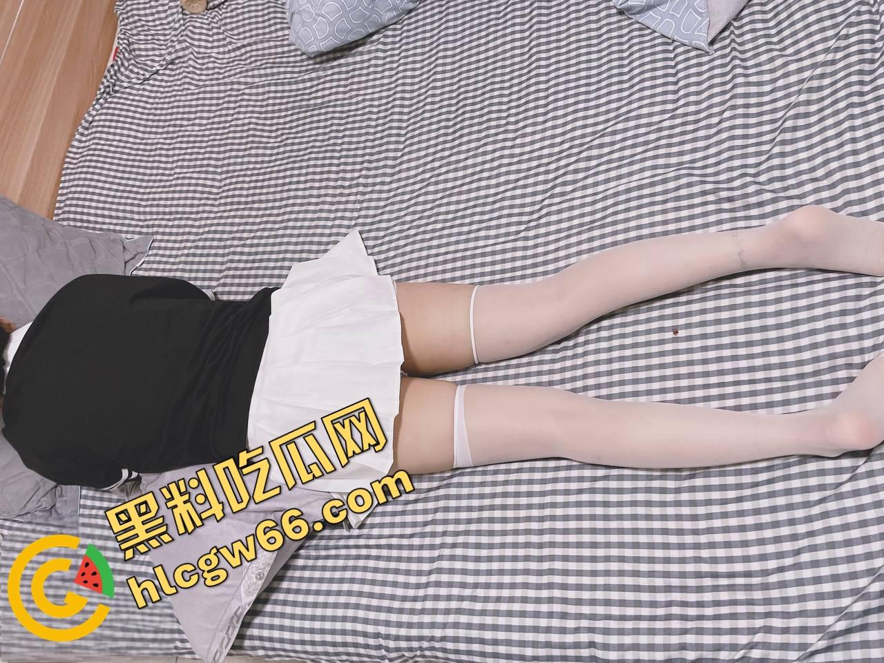 同父异母18岁妹妹让我拿下一血，小狗打架她看热闹，我偷拍奶子意淫操翻她！  第24张