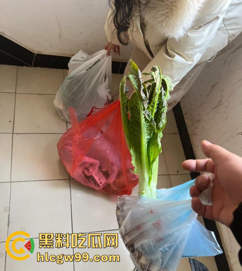 和美女妹妹同居的刺激生活，买完菜还没开始做，就在厨房把她操到腿软，水刚开小骚穴就湿透了！  第3张