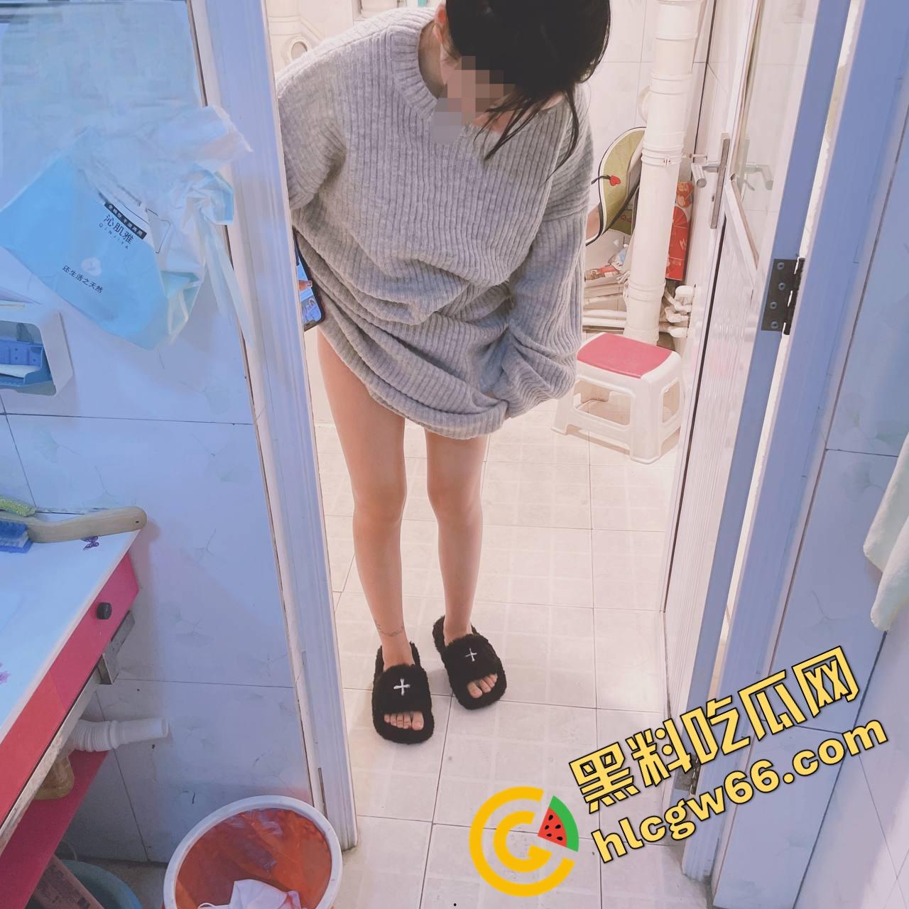 同父异母18岁妹妹让我拿下一血，小狗打架她看热闹，我偷拍奶子意淫操翻她！  第38张