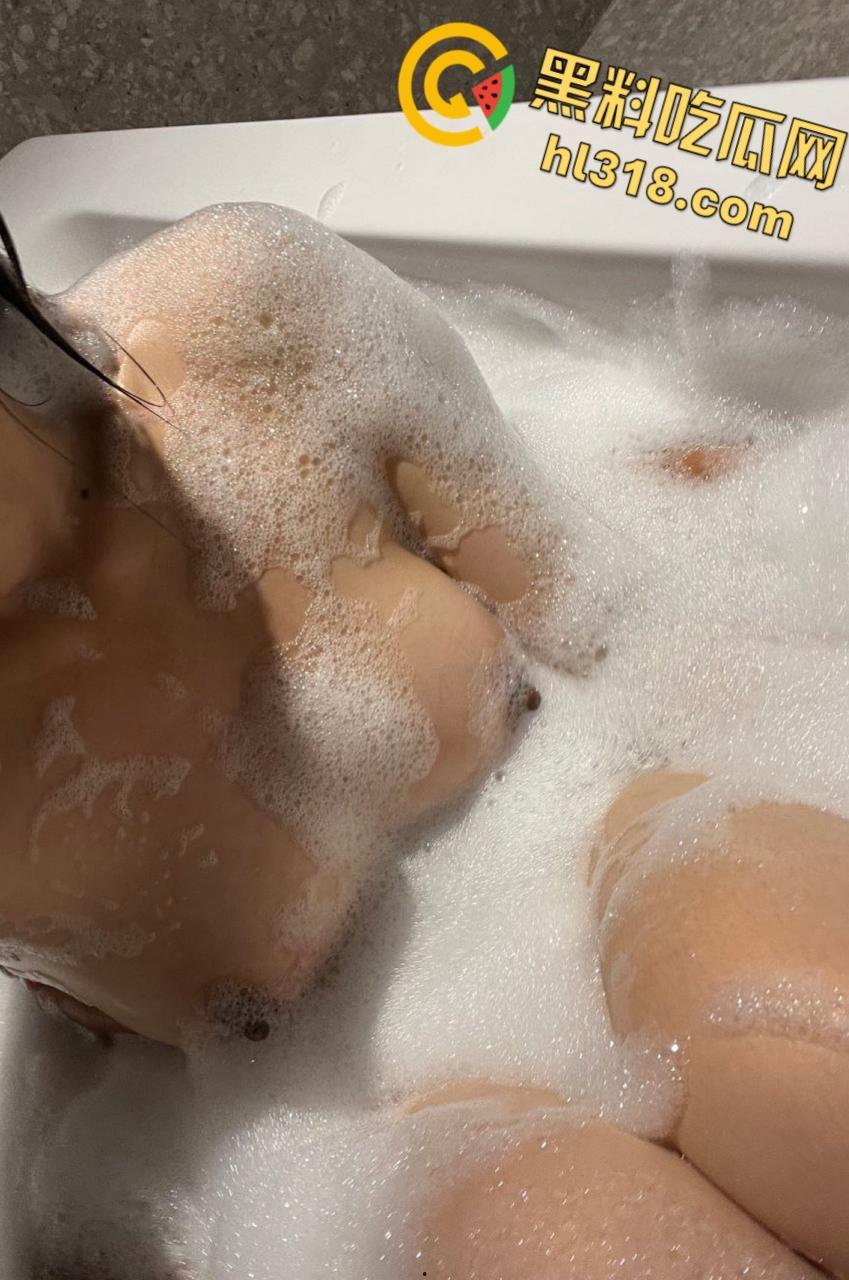 安徽艺术学院白嫩学生妹【胡沁怡】，性感自拍 前凸后翘身材超极品，这蜜桃臀后入起来一定很带劲 !  第7张