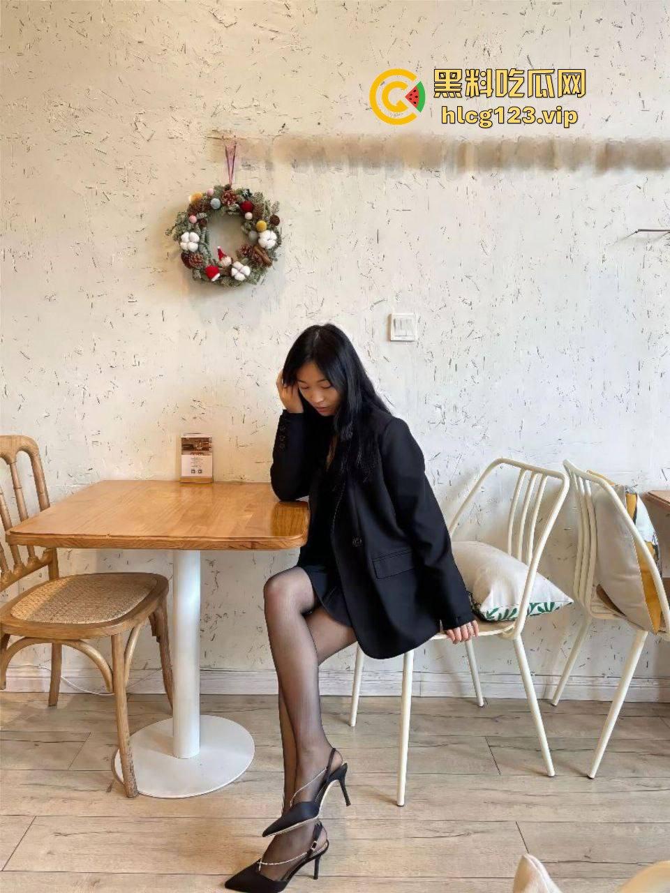 极品气质美女张珊珊重磅泄密！黑丝无内性感啪啪，后插口交全程听话！  第3张