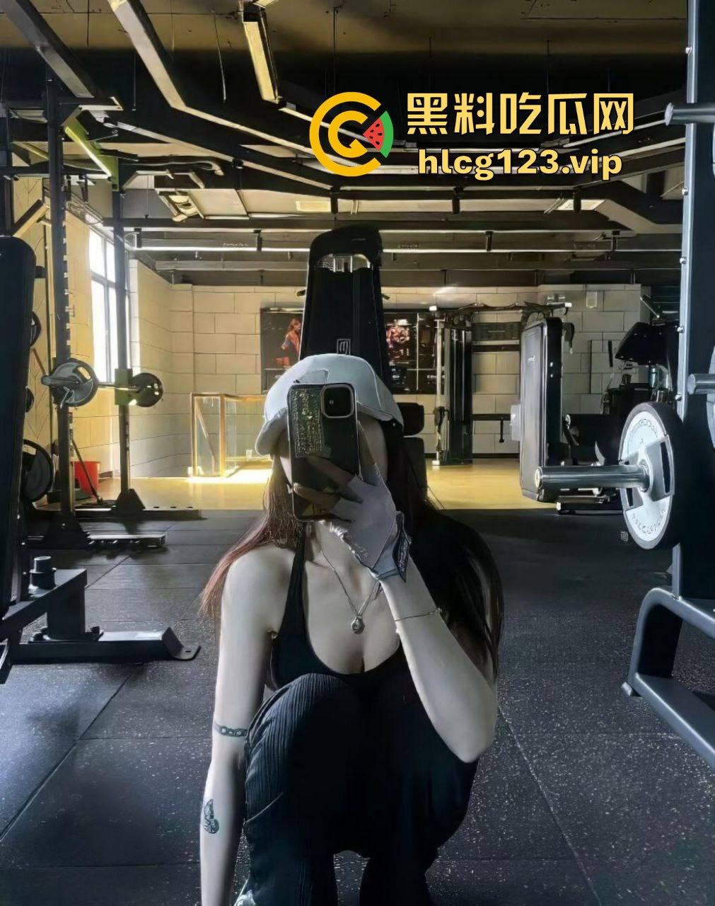 极品气质美女张珊珊重磅泄密！黑丝无内性感啪啪，后插口交全程听话！  第18张