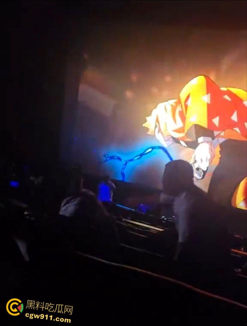 美国太阳谷AMC影院斗殴，一男子观影时当众小便，溅到邻座引起愤怒，遭观众围殴打得鼻青脸肿！  第2张