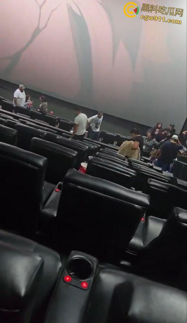 美国太阳谷AMC影院斗殴，一男子观影时当众小便，溅到邻座引起愤怒，遭观众围殴打得鼻青脸肿！  第6张