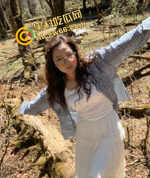 滇西05年嫩妹【何一婷】淫聊记录曝光，戴眼镜的她说想玩两根鸡巴，蜜桃臀后入爆操太骚了！  第5张