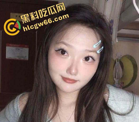 滇西05年嫩妹【何一婷】淫聊记录曝光，戴眼镜的她说想玩两根鸡巴，蜜桃臀后入爆操太骚了！  第6张