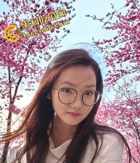 滇西05年嫩妹【何一婷】淫聊记录曝光，戴眼镜的她说想玩两根鸡巴，蜜桃臀后入爆操太骚了！  第7张